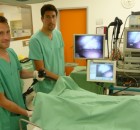 THE GERMAN 3D CAMERA RESEARCHERS IN OPERATING ROOM - הצוות המפתח בודק את המצלמה בתנאי חדר ניתוח. משמאל: ד"ר ארמין שניידר מהאוניברסיטה הטכנולוגית של מינכן וד"ר קורט הלר, מנכ"ל ZiMT