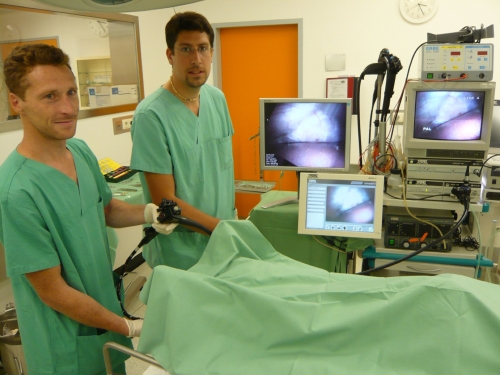 THE GERMAN 3D CAMERA RESEARCHERS IN OPERATING ROOM - הצוות המפתח בודק את המצלמה בתנאי חדר ניתוח. משמאל: ד"ר ארמין שניידר מהאוניברסיטה הטכנולוגית של מינכן וד"ר קורט הלר, מנכ"ל ZiMT