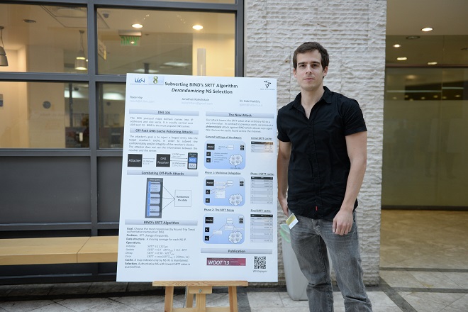 רועי חי מציג את הפרויקט ביום המחקר בפקולטה למדעי המחשב בטכניון