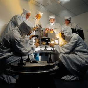 סטודנטים וחוקרים בטכניון בעת בנית לווין הטכניון "גורווין טכסאט".