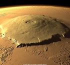 תמונת לווין של אולימפוס מונס שבמאדים, הר הגעש הגדול ביותר במערכת השמש – שגובהו גדול פי שלושה מגובה האוורסט. יתכן שפליטת הגזים הוולקניים, ובמיוחד גז החממה גופרית דו-חמצנית, גרמה, לפני כארבעה מיליארד שנה, להתחממות פני השטח של כוכב-הלכת.