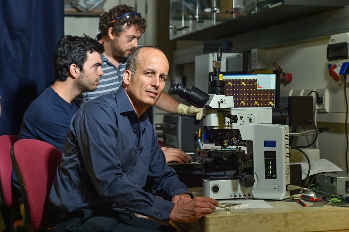 פרופ' יובל יעיש במעבדתו. צילום: ניצן זוהר, דוברות הטכניון